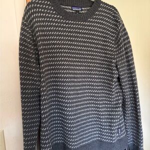 Patagonia Women's Gray and White Crewneck Sweater